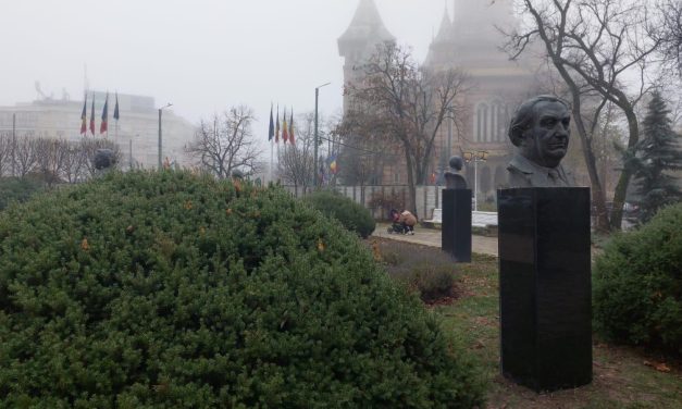FOTÓ – A Központi–Scudier Parkban található személyiségek mellszobrai, amelyeket egy hónapja megrongáltak, visszakerültek a felújított talapzatokra