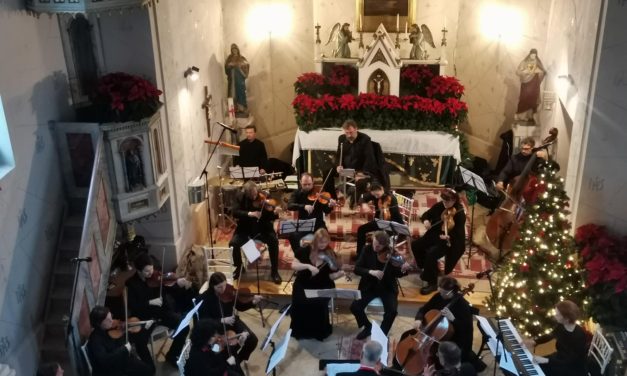 VIDEÓ & FOTÓ – Az ünnepek varázsa Románia egyetlen kerek falujában. Karácsonyi koncert a charlottenburgi római katolikus templomban