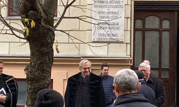 Koszorúzások a Mária téri református templomban, ahol 1989-ben elkezdődött az antikommunista forradalom