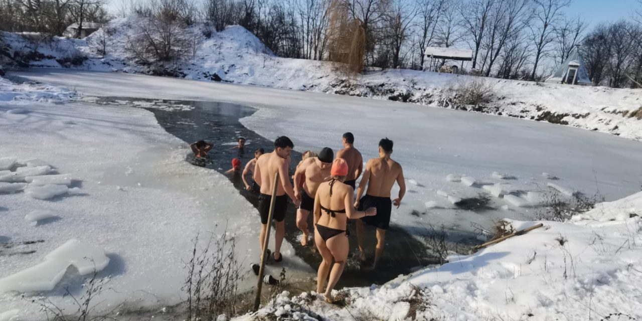 FOTÓ A jeges fürdőzés, Oroszországban és Finnországban elterjedt hagyomány, már szervezetten nálunk is gyakorolják. Több mint 30 bátor résztvevő merült el a jéghideg vízben