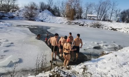 FOTÓ A jeges fürdőzés, Oroszországban és Finnországban elterjedt hagyomány, már szervezetten nálunk is gyakorolják. Több mint 30 bátor résztvevő merült el a jéghideg vízben