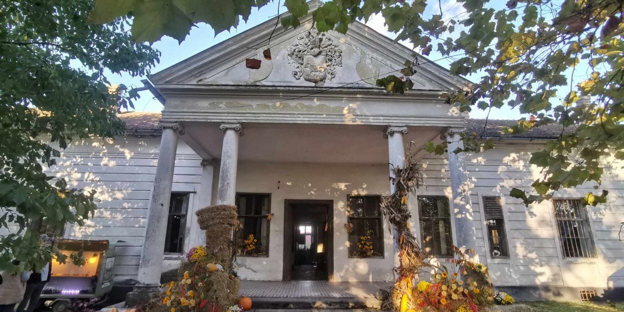 FOTO 19. századi bánsági nemesi kúria újra megnyitja kapuit a közönség előtt. Miután megélte a pompát és a hanyatlást, most kulturális és turisztikai központtá alakul