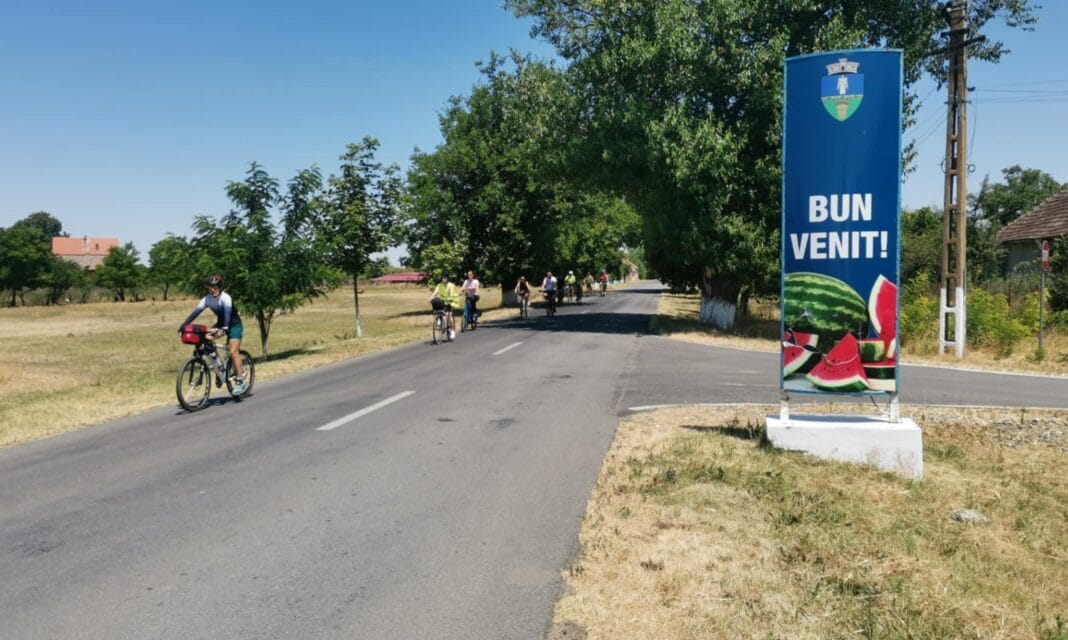 „Zorii Democrației”, velotur prin istoria recentă a Banatului. Tura de aproape 40 de kilometri pornește din Jimbolia