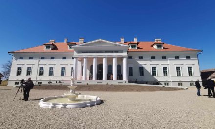 FOTÓ | Több ezer látogató a foenii Mocioni-kúriában – Temes megye első és egyetlen teljesen felújított nemesi kúriája / 2026-ban új funkciókat kap az 1750-ben épült épület