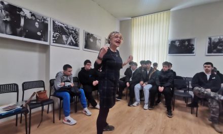 A kanadai fotós, aki megörökítette az 1990-es Temesvárt, 35 év után visszatér: „Ez az én élményem, egy fiatal emberé, aki nyelvtudás nélkül jött ide, és mégis talpon maradt”