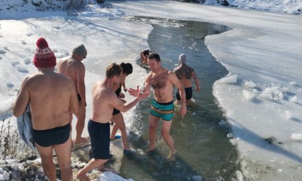 FOTO Baia la copcă, o tradiţie în Rusia sau Finlanda, se practică organizat și la noi. Peste 30 de temerari s-au încumetat să intre în apa rece ca gheața