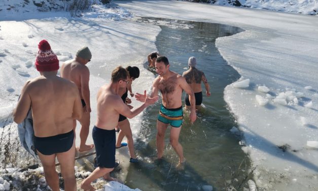 FOTO Baia la copcă, o tradiţie în Rusia sau Finlanda, se practică organizat și la noi. Peste 30 de temerari s-au încumetat să intre în apa rece ca gheața
