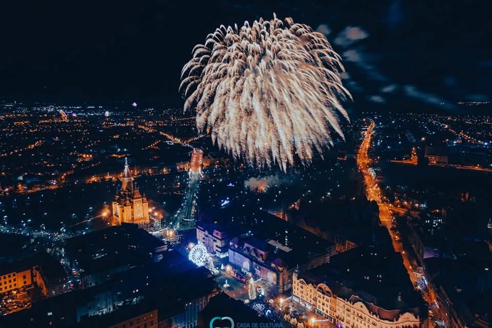 VIDEO Revelion 2026 în centrul Timișoarei: mii de oameni au sfidat gerul pentru Ruslana și Lupii lui Calancea. Artificiile au marcat intrarea în noul an 