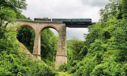 Kirándulás a bánsági Semmeringen, Románia legrégebbi hegyi vasútján: 33 kilométer, 14 alagút és 10 viadukt