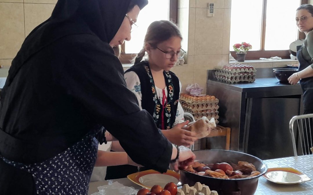 FOTO A tojásfestés hagyománya hagymahéjjal a Temessági kolostorban