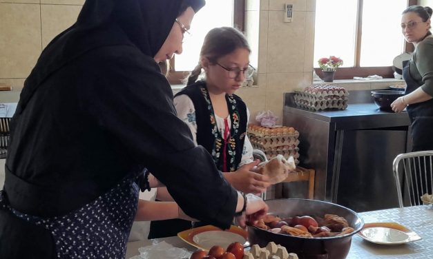 FOTO A tojásfestés hagyománya hagymahéjjal a Temessági kolostorban