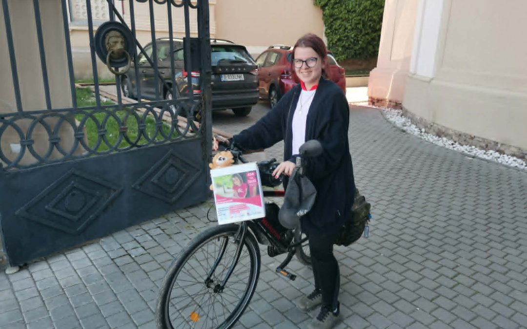 FOTO Egy 15 éves szerbiai diáklány „zarándoklatként” kerékpárral érkezett Temesvárra. 160 kilométert tekert azért, hogy adományokat gyűjtsön egy nehéz helyzetben lévő gyermek számára