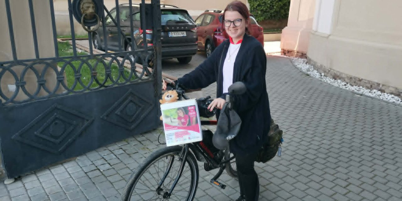 FOTO Egy 15 éves szerbiai diáklány „zarándoklatként” kerékpárral érkezett Temesvárra. 160 kilométert tekert azért, hogy adományokat gyűjtsön egy nehéz helyzetben lévő gyermek számára