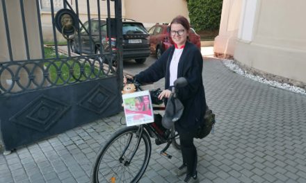 FOTO Egy 15 éves szerbiai diáklány „zarándoklatként” kerékpárral érkezett Temesvárra. 160 kilométert tekert azért, hogy adományokat gyűjtsön egy nehéz helyzetben lévő gyermek számára