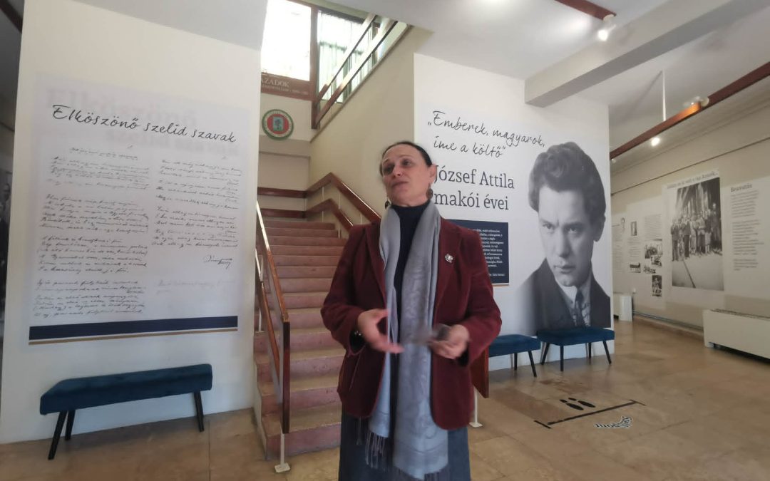 Poetul „Constantinopolului de pe Mureș”: anii petrecuți la Makó și moștenirea lui Attila József. Interviu cu Zsuzsanna Szikszai, directoarea Bibliotecii și Muzeului Municipal „Attila József”